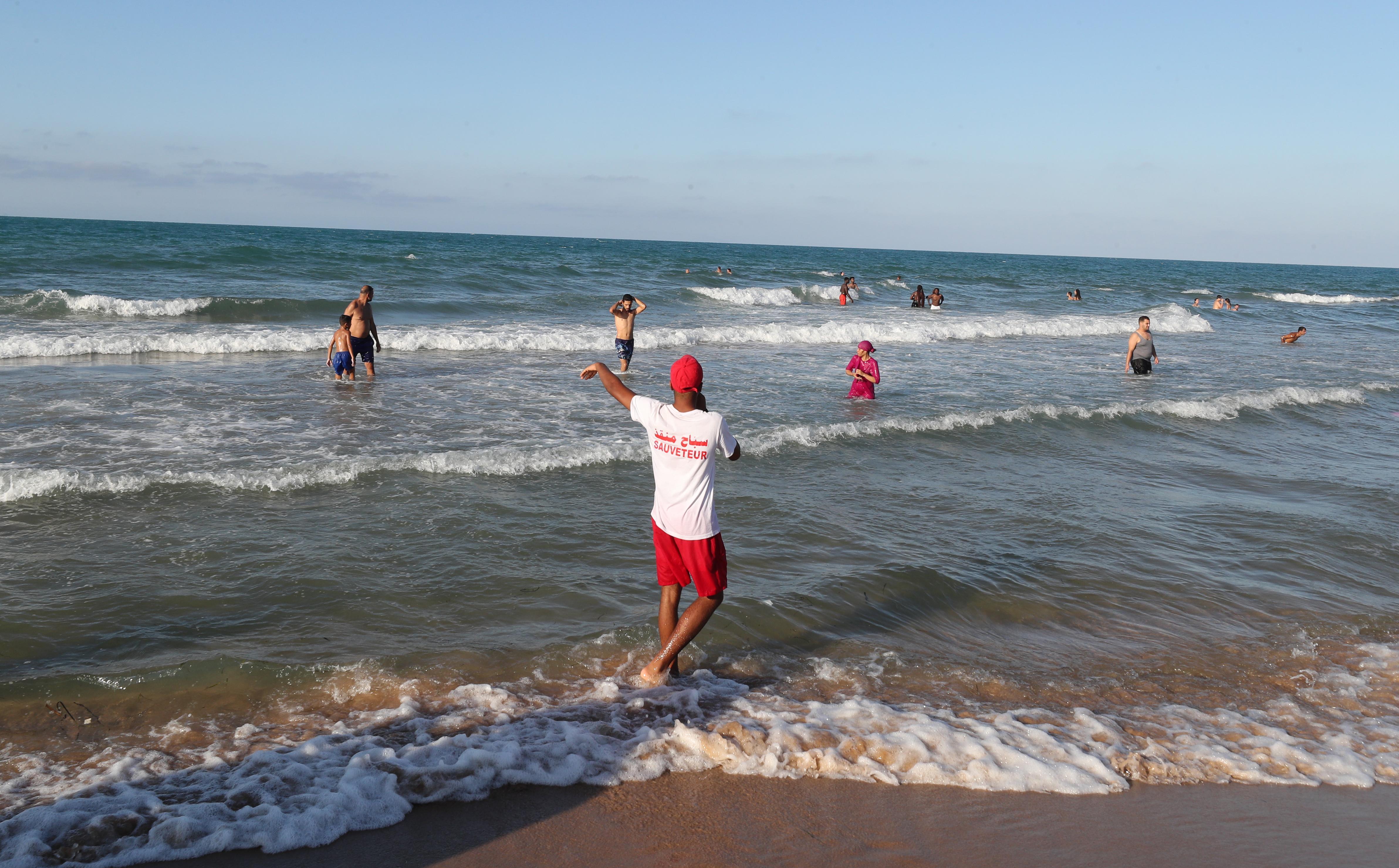 海边游泳如何应对离岸流?